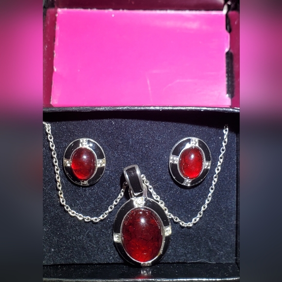 *NWOT* Avon - Vintage SHA Red Stone Necklace and Stud Earrings - Picture 3 of 12